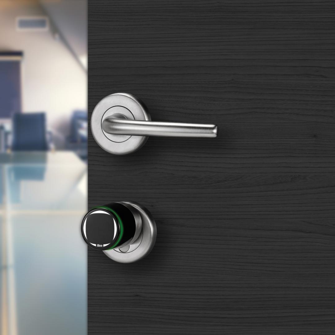 Cilindru electronic LIBRA SMART, cu knob mecanic PREMIUM, 45x45, RFID, sofware ARGO, 13,56 MHz, baterie(durata max 2 ani/max 20.000 cicluri), semnalizare acustica si luminoasa, gestionare cu smartphone, card, tag, memorie 300 utilizatori, memorie ultimile 1000 evenimente, finisaj inox- negru. Se