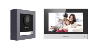 Alternative view of Kit videointercom IP Hikvision DS-KIS602(B), contine: DS-KD8003- IME1(B)/Surface × 1, DS-KH6320-WTE1 × 1, 4-port standard PoE switch × 1, 16 GB TF card × 1, caracteristici post exterior: 2MP HD camera, IR: 3m, WDR, microfon inclus, difuzor inclus, 1 buton, alimentare: IEEE802.3af, standard PoE, 12