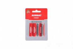 Alternative view of Bateriile alcaline Rombat se comercializează la cutie colectiva de 12 blistere a câte 4 bucăți. ➢ Tensiune nominală: 1,5V ➢ Temperatură de operare: -30~50ºC ➢ Capacitate nominală: 2220 mAh (43Ω 4h/zi 0,9 V) ➢ Durata de viaţă la raft (depozitare fără utilizare) : 5 ani ➢ Data expirării este înscrisă