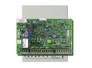 Alternative view of Modul de control acces: 4 fire conexiuni pentru 1 uşă: cititor de cartelă, REX, contact de uşă şi ieşire de yală; compatibil cu cititoarele Wiegand 26-bit sau Paradox pe 4 fire: R910 / R915; acces cu cartelă şi/sau cod, cu cititorul R915; armare cu cartelă şi/sau PIN cu cititorul R915; actualizare